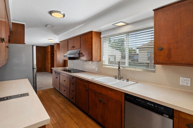 Building Photo - Lovely College Area Home