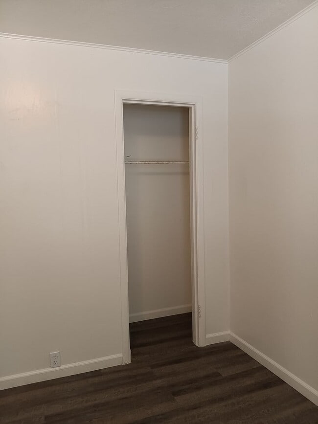 Building Photo - Duplex 4 Blocks From WOU Available