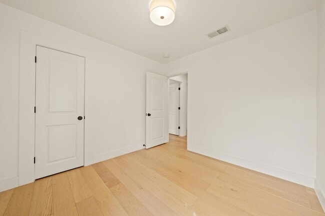 Building Photo - 912 Mansell Ave