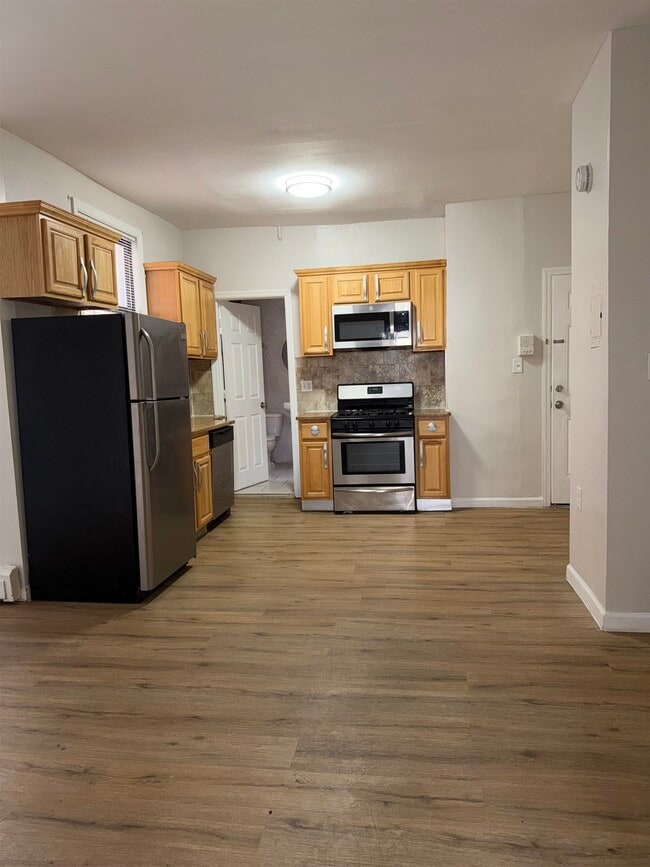 Building Photo - 998 Broadway