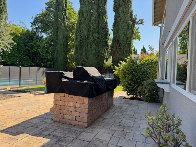 Building Photo - Gorgeous 2 story 5 bedroom home w/pool in ...