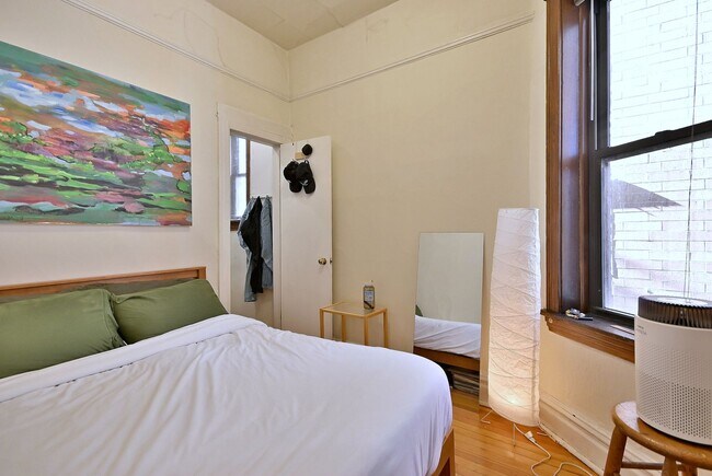 Building Photo - 911 W Dakin St