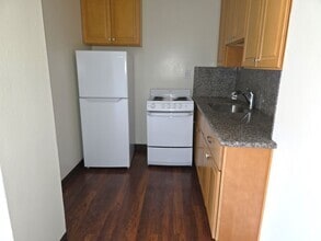 Building Photo - Newly Remodeled -1-bedroom, 1-bathroom apa...