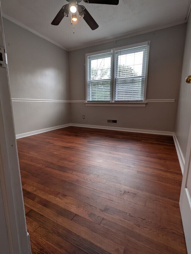 Building Photo - 4 Bedroom West End Home - Garage and Fenced Backyard!
