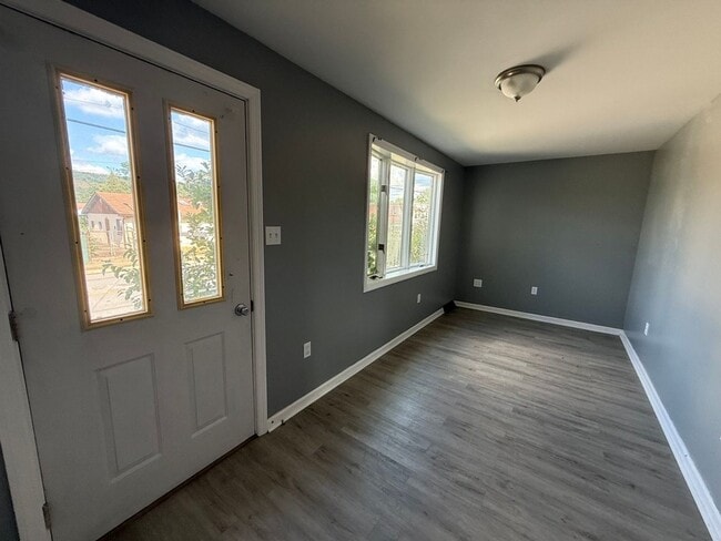 Building Photo - 3 bedroom home in College Hill