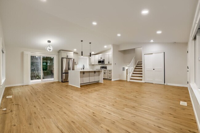 Building Photo - Bright & Charming 4bed/2.5bath in Desirable Edmonds Neighborhood!