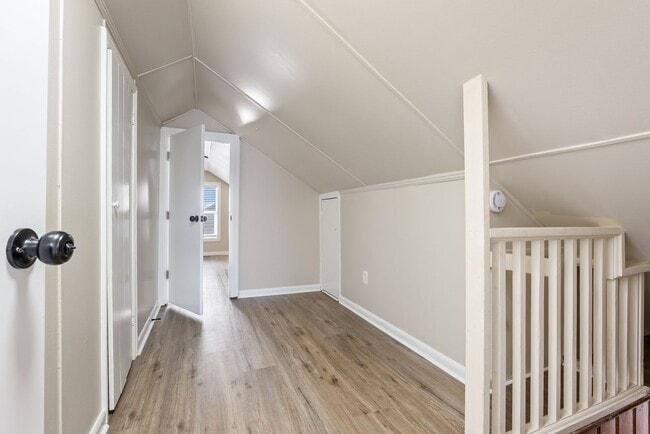 Building Photo - 4 Bed | 1 Bath with Modern Finishes in SE PDX