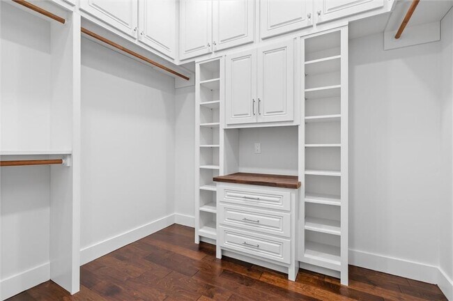 Building Photo - 5488 S Hilltop Dr