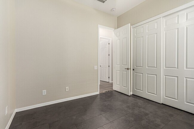 Building Photo - Anthem Highlands home with energy saving u...
