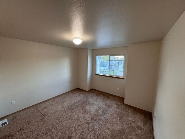 Building Photo - Nice 4 bedroom, 2.5 bath two story home in English Ridge, Puyallup!!