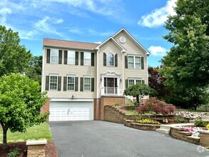 Building Photo - Beautifully Appointed Modern Home and clos...