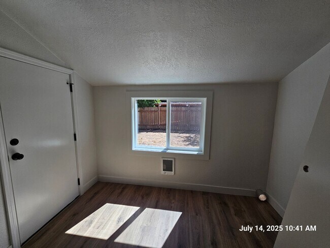 Building Photo - 408-410 SW Elmwood Ave