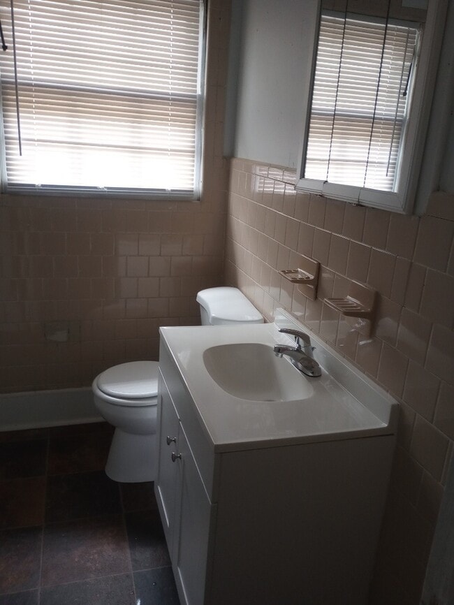 Building Photo - 3 Bedroom 1 Bathroom