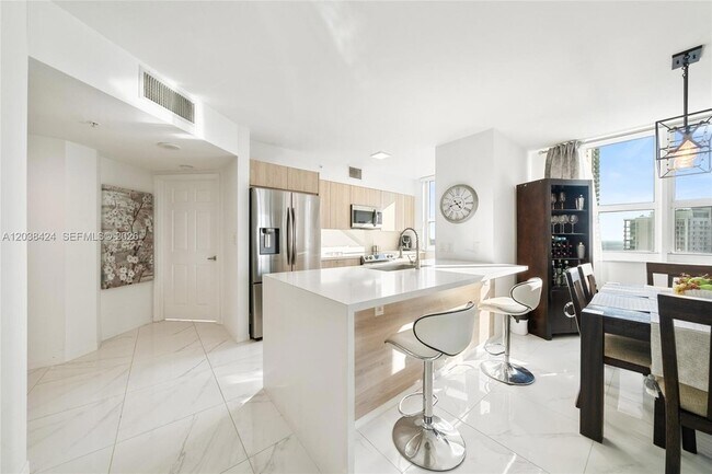 Building Photo - 1155 Brickell Bay Dr