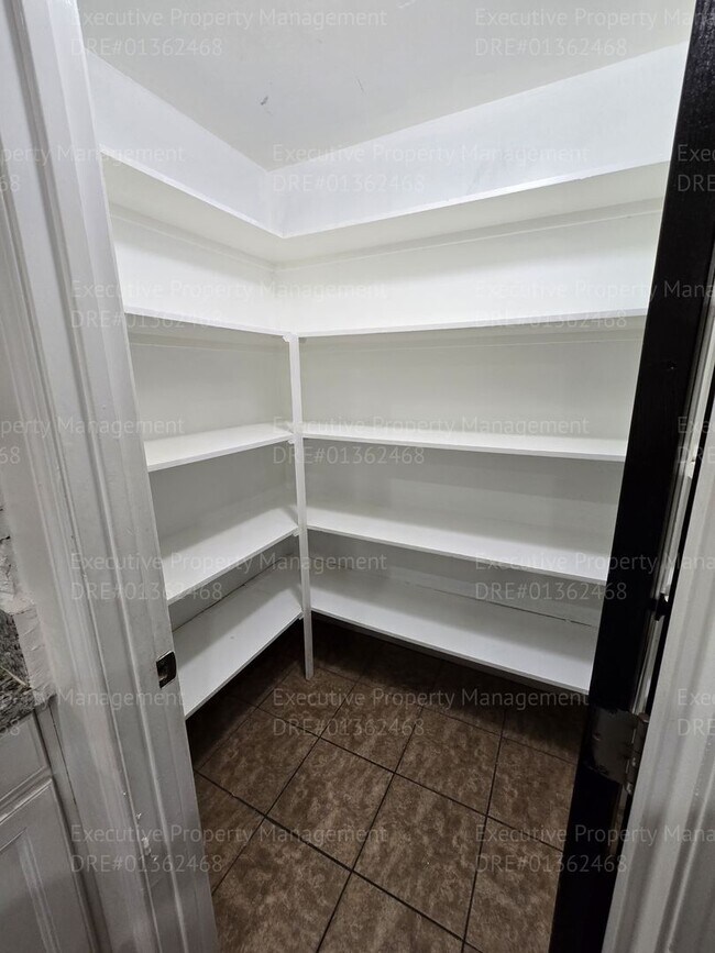 Building Photo - 3 bedroom/ 2.5 bathroom 2 story home.