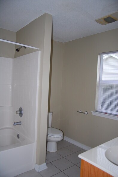 Building Photo - 9 Pine Lake Ct