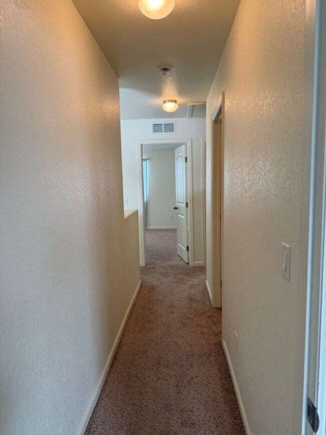 Building Photo - House For Lease