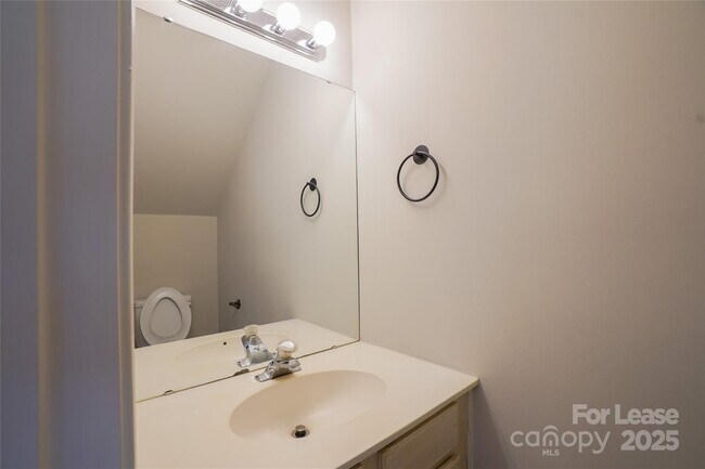 Building Photo - 2411 Normancrest Ct