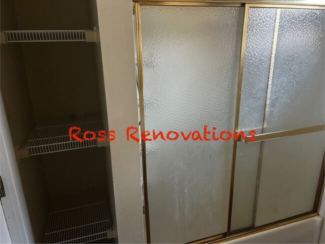 Building Photo - Close to Schools and Shopping