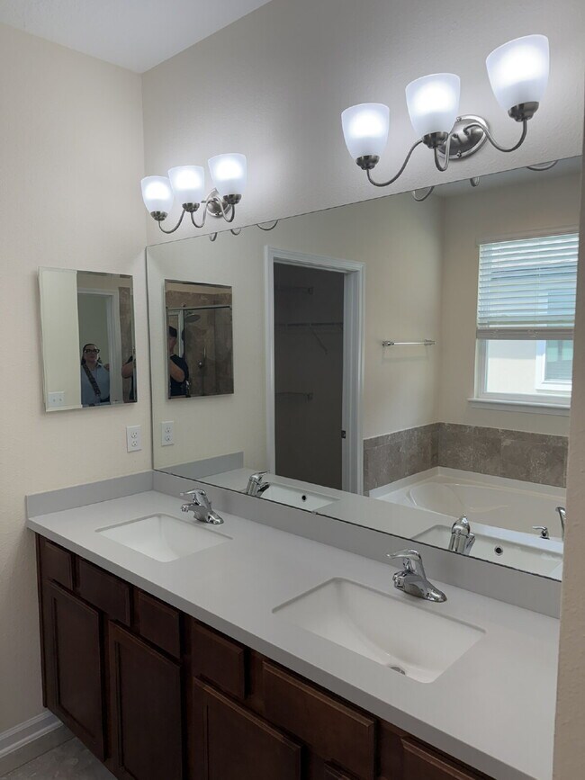Building Photo - For Rent- Beautiful Home with 4 Bed, 2.5 Bath, PLUS a loft in Northside Jacksonville!