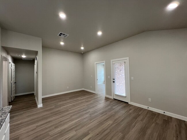 Building Photo - 3/2/2 in Bell Farms available June!!