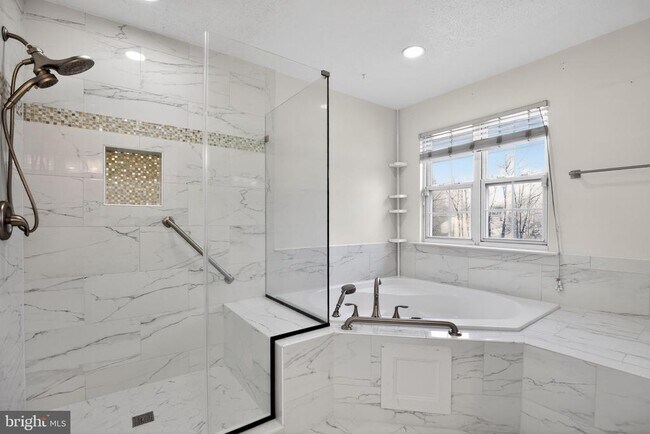 Building Photo - 2323 Springdale Ln