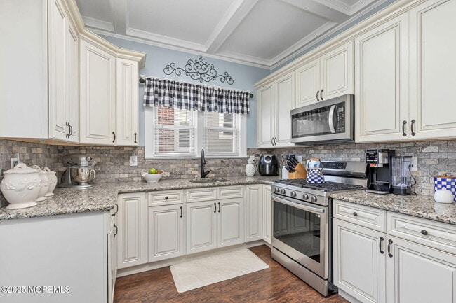 Building Photo - 353 Main St