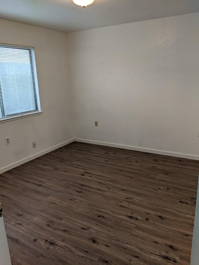 Building Photo - 1320 Lakewood Ave