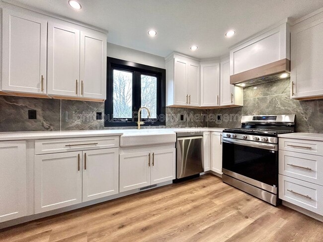 Building Photo - 1505 N Green Creek Rd