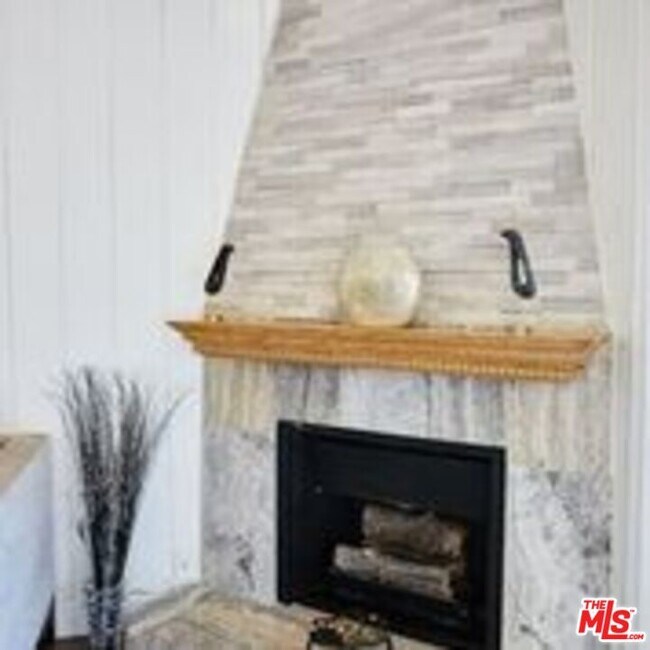 Building Photo - 446 S Almont Dr