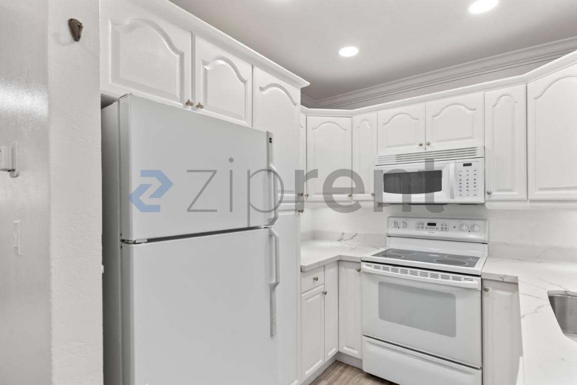 Building Photo - Unit A