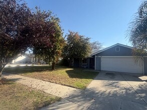 Building Photo - Charming 3 bedroom 2 bathroom home located in Lemoore