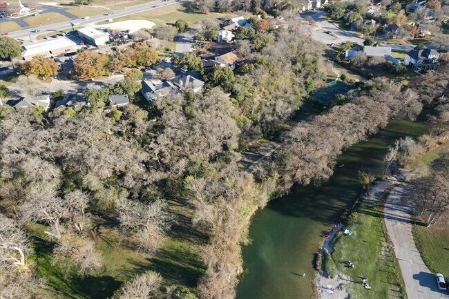 Building Photo - 737 Summerwood Dr