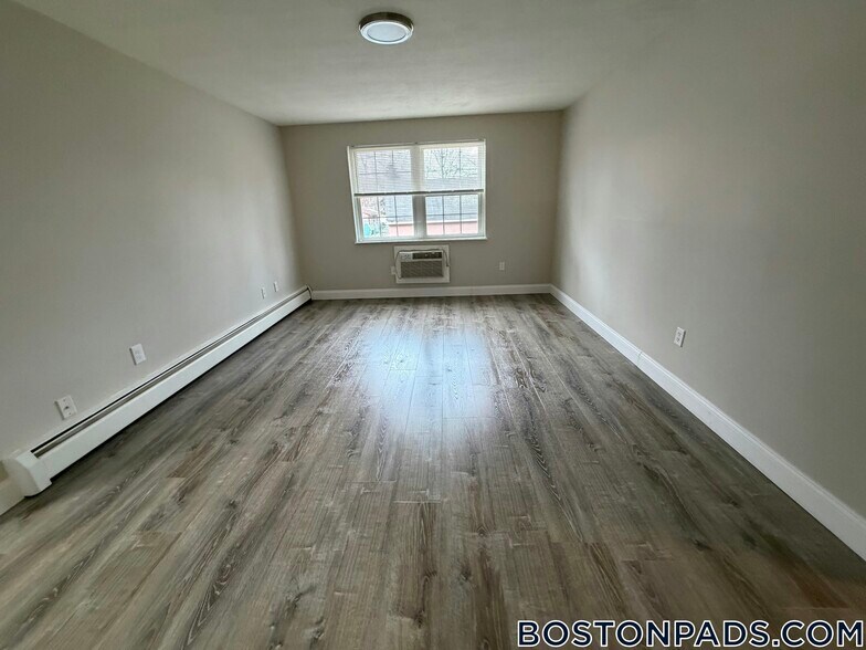 Building Photo - 71 Bernier St