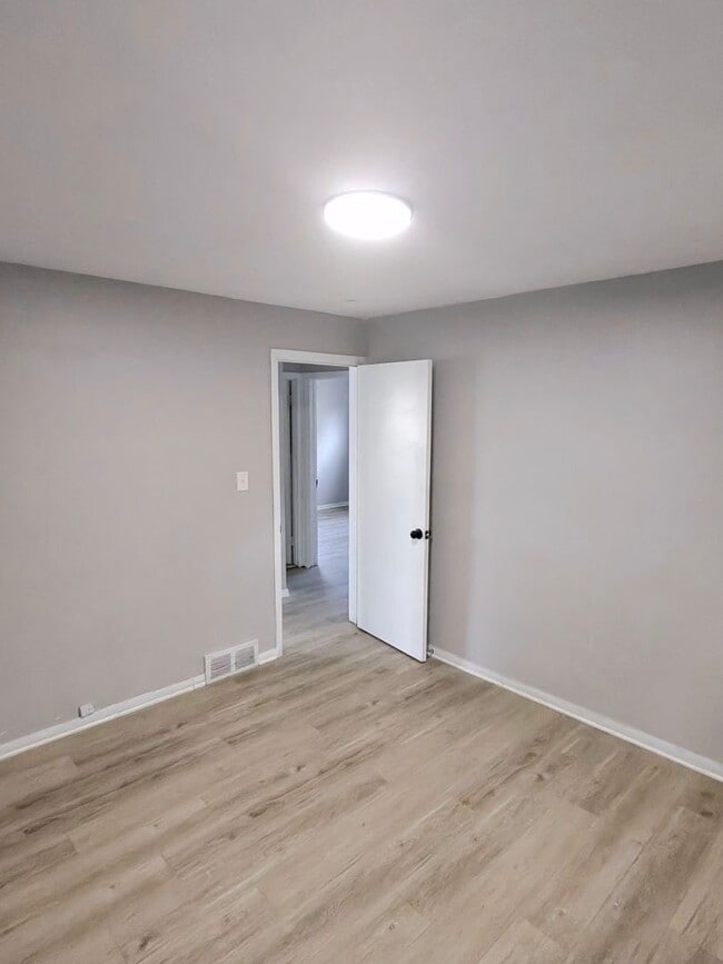 Building Photo - 3 bed 1 bath newly renovated