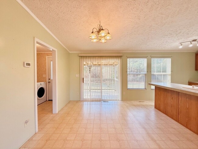 Building Photo - Lovely spacious home-3 bedroom-2 bathrooms-all appliances