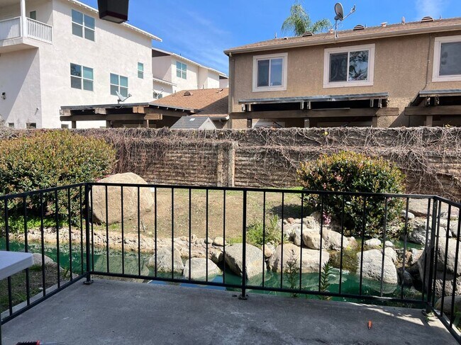 Building Photo - 947 S Mountain Ave