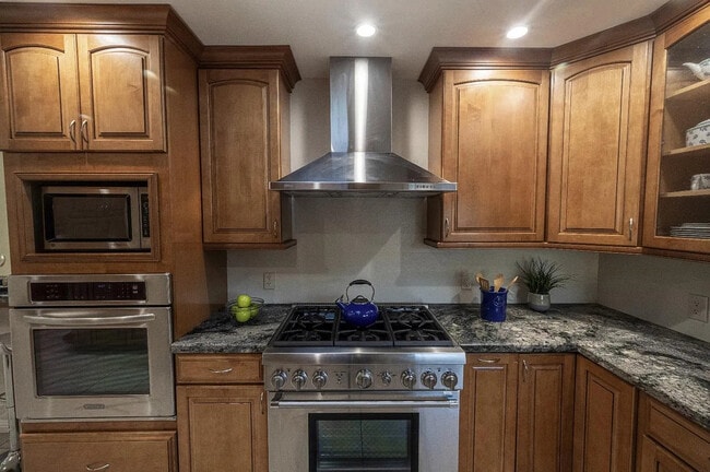 Building Photo - 1915 Washington St