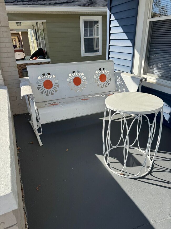 Building Photo - 2 Bedroom House Available NOW