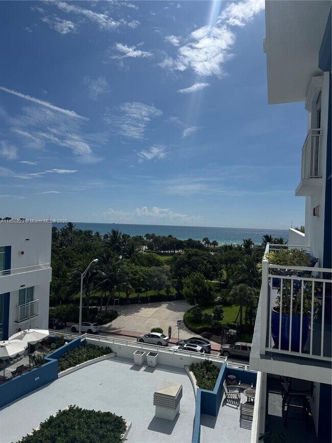 Primary Photo - 7600 Collins Ave