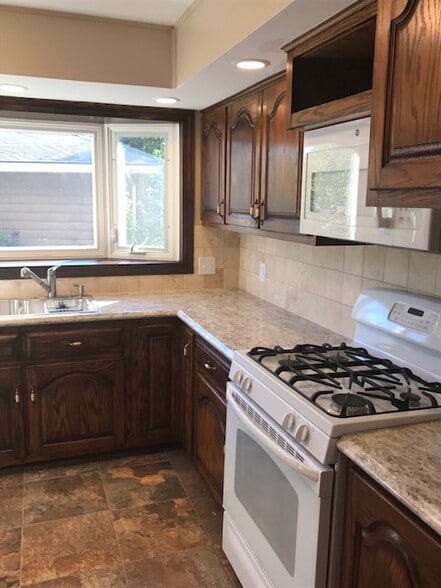 Above Range Microwave. - 512 Carlyle Ln
