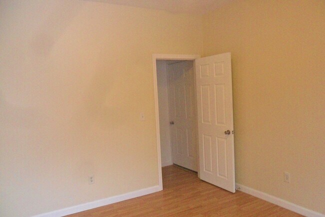 Building Photo - 848 Waverly St