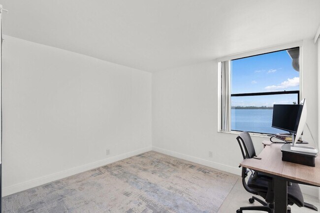 Building Photo - 111 Lake Emerald Dr