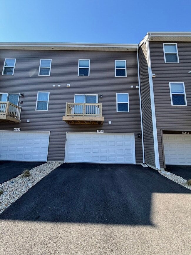 Building Photo - 1555 Sequoia Wy