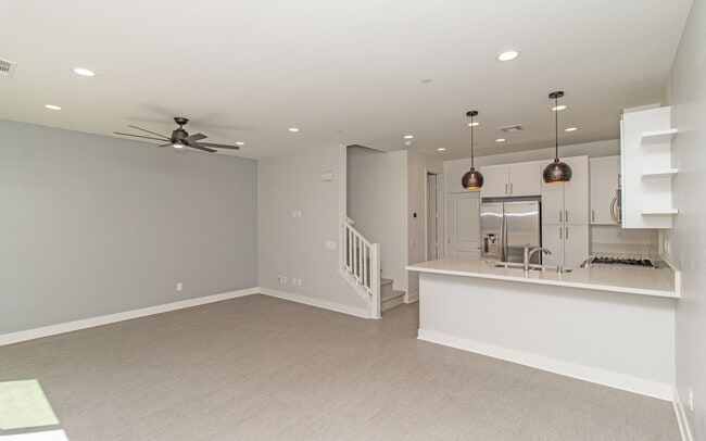 Building Photo - 2+ Bedroom Newer Build, Town Home