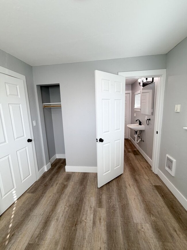 Building Photo - 2 Bedroom, 1 Bathroom Home