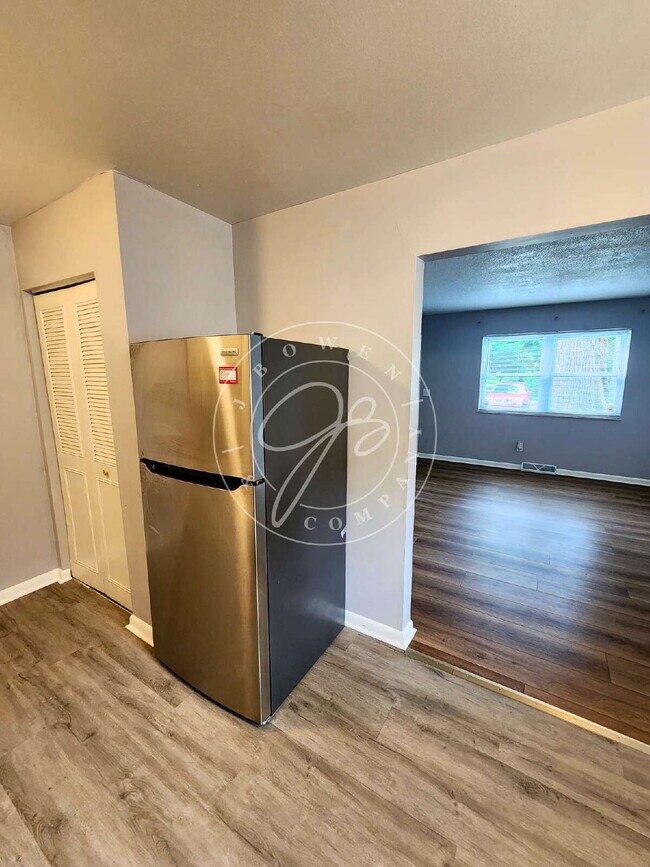Building Photo - **Beautifully Updated 2-Bedroom Townhome**