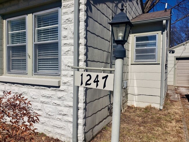 Building Photo - Charming Bunglow in Delaware Neighborhood Close To MSU & Mercy Hospital