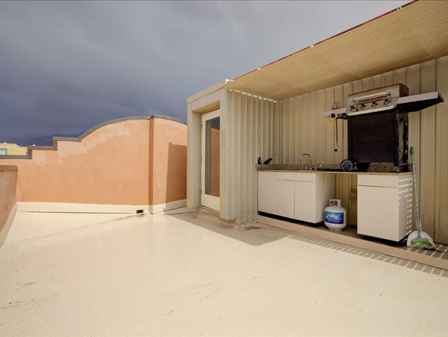 Building Photo - 3 Bedroom, 2.5 Bath CATALINA MOUNTAIN VIEWS! ROOF TOP CABANA!!