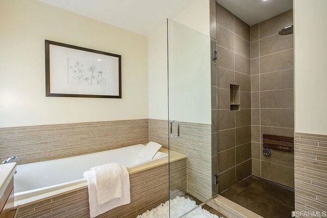 Building Photo - 450 Fair Oaks St